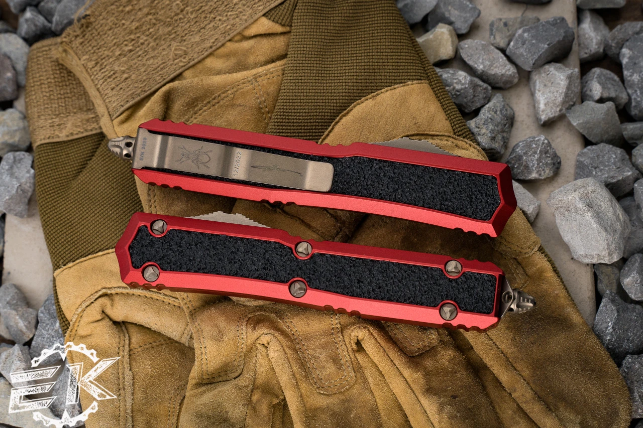 Microtech Makora OTF Automatic Knife Red (Nickel Boron Internals) 3.25" Bronze Dagger 206-13RDS 5 Microtech Makora OTF Automatic Knife Red (Nickel Boron Internals) 3.25" Bronze Dagger 206-13RDS - Image 3