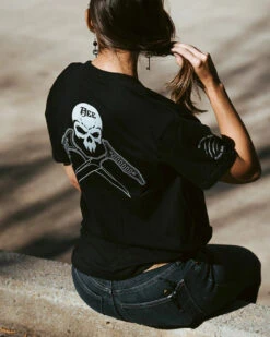 Microtech Bee Tee Shirt SS Crew Unisex Black/Red Logo -Southern Blades BeeTee8 720x 14823.1652057362