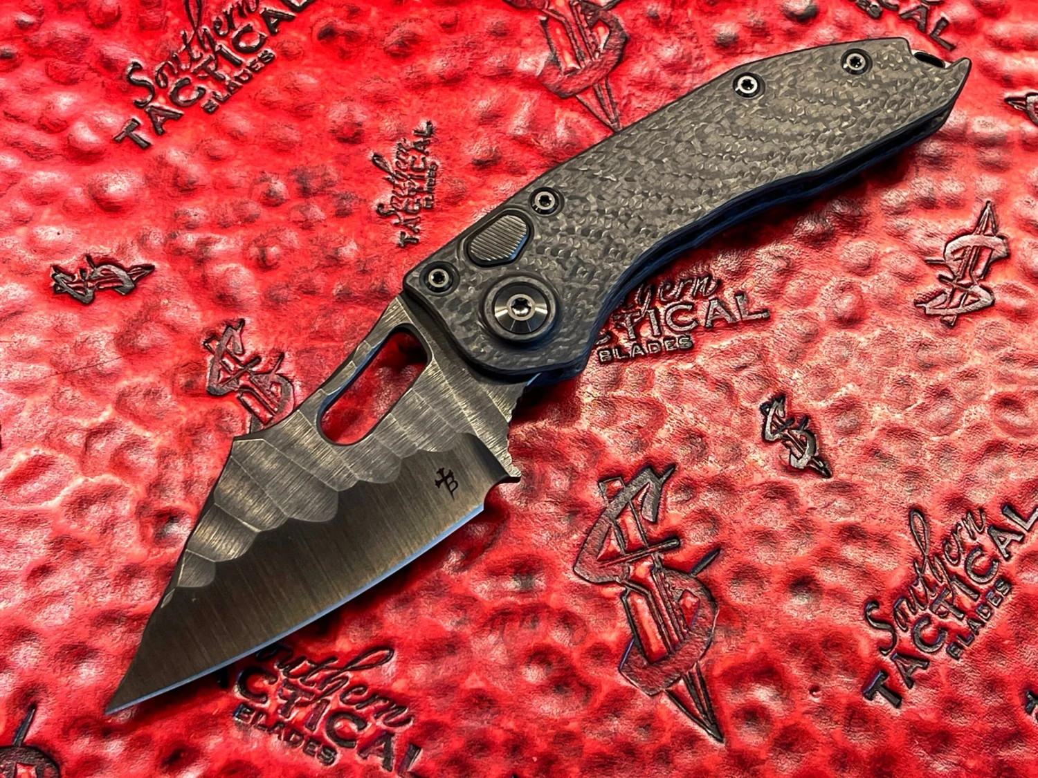 MARFIONE Stitch Automatic Knife Single Edge DLC Borka Pattern Carbon Fiber W/ DLC Two-Tone Hardware (Certified Pre-Owned) 3 MARFIONE Stitch Automatic Knife Single Edge DLC Borka Pattern Carbon Fiber W/ DLC Two-Tone Hardware (Certified Pre-Owned)