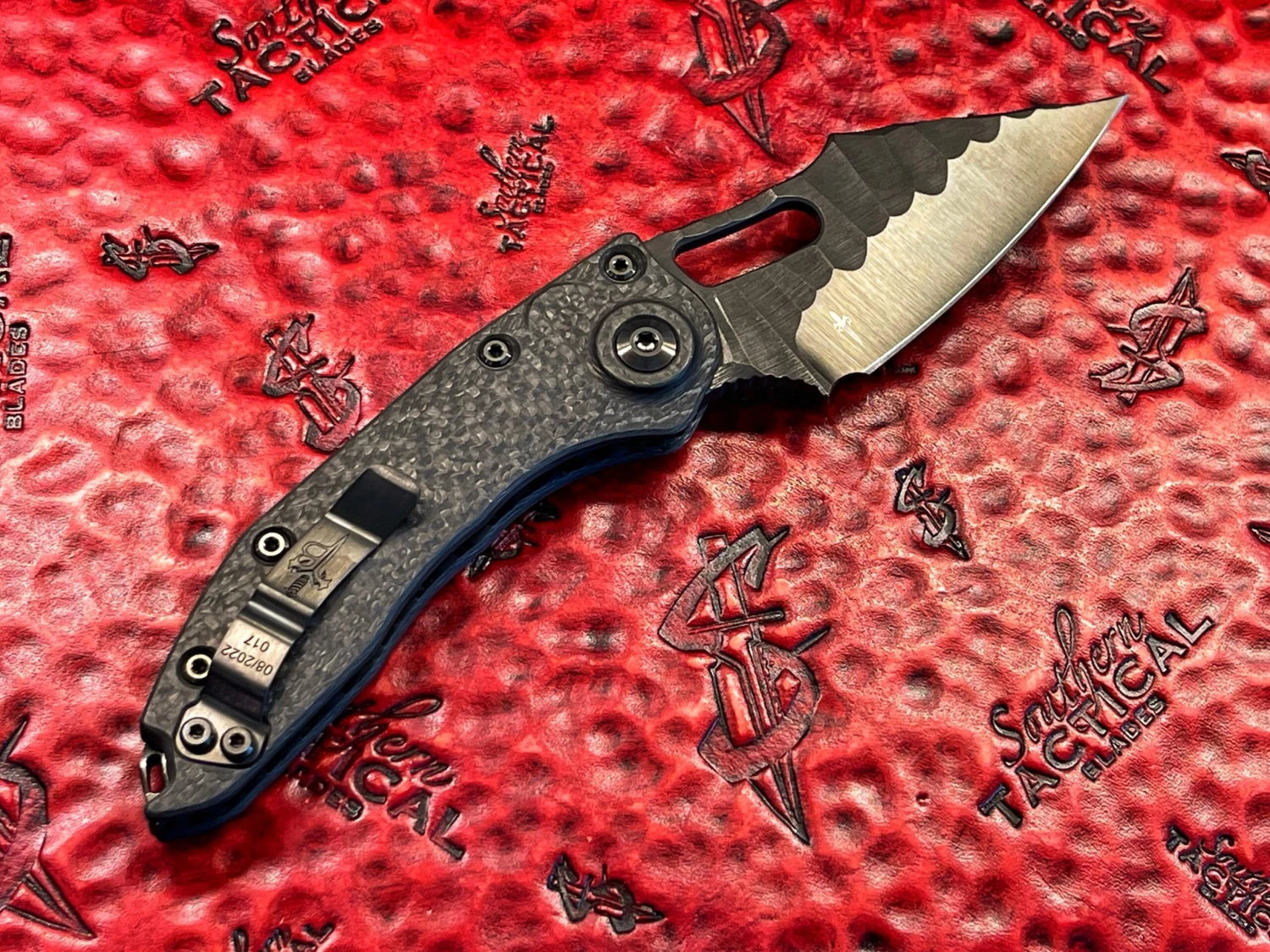 MARFIONE Stitch Automatic Knife Single Edge DLC Borka Pattern Carbon Fiber W/ DLC Two-Tone Hardware (Certified Pre-Owned) 5 MARFIONE Stitch Automatic Knife Single Edge DLC Borka Pattern Carbon Fiber W/ DLC Two-Tone Hardware (Certified Pre-Owned) - Image 3