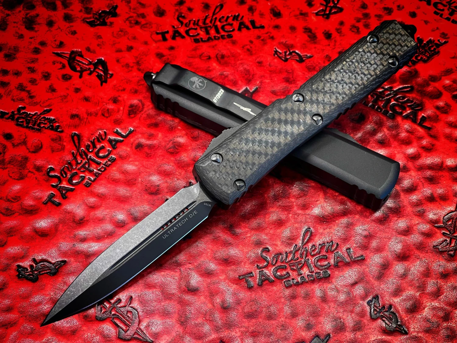 Microtech Ultratech Double Edge DLC Tactical Standard DLC Accents Carbon Fiber Top 3 Microtech Ultratech Double Edge DLC Tactical Standard DLC Accents Carbon Fiber Top