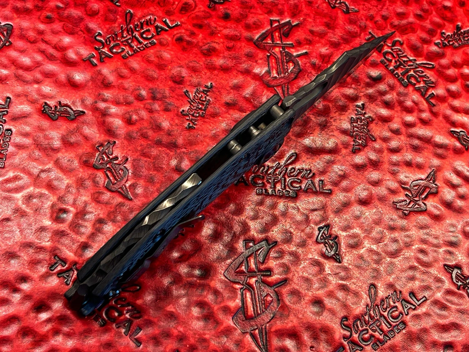 MARFIONE Stitch Automatic Knife Single Edge DLC Borka Pattern Carbon Fiber W/ DLC Two-Tone Hardware (Certified Pre-Owned) 6 MARFIONE Stitch Automatic Knife Single Edge DLC Borka Pattern Carbon Fiber W/ DLC Two-Tone Hardware (Certified Pre-Owned) - Image 4