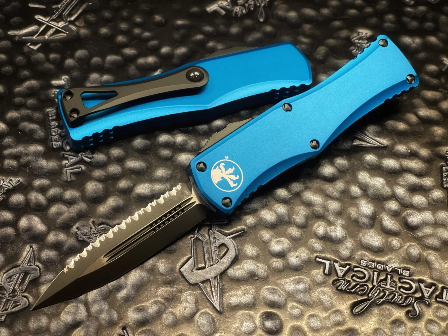 Microtech Hera Double Edge Full Serrated Blue 3 Microtech Hera Double Edge Full Serrated Blue
