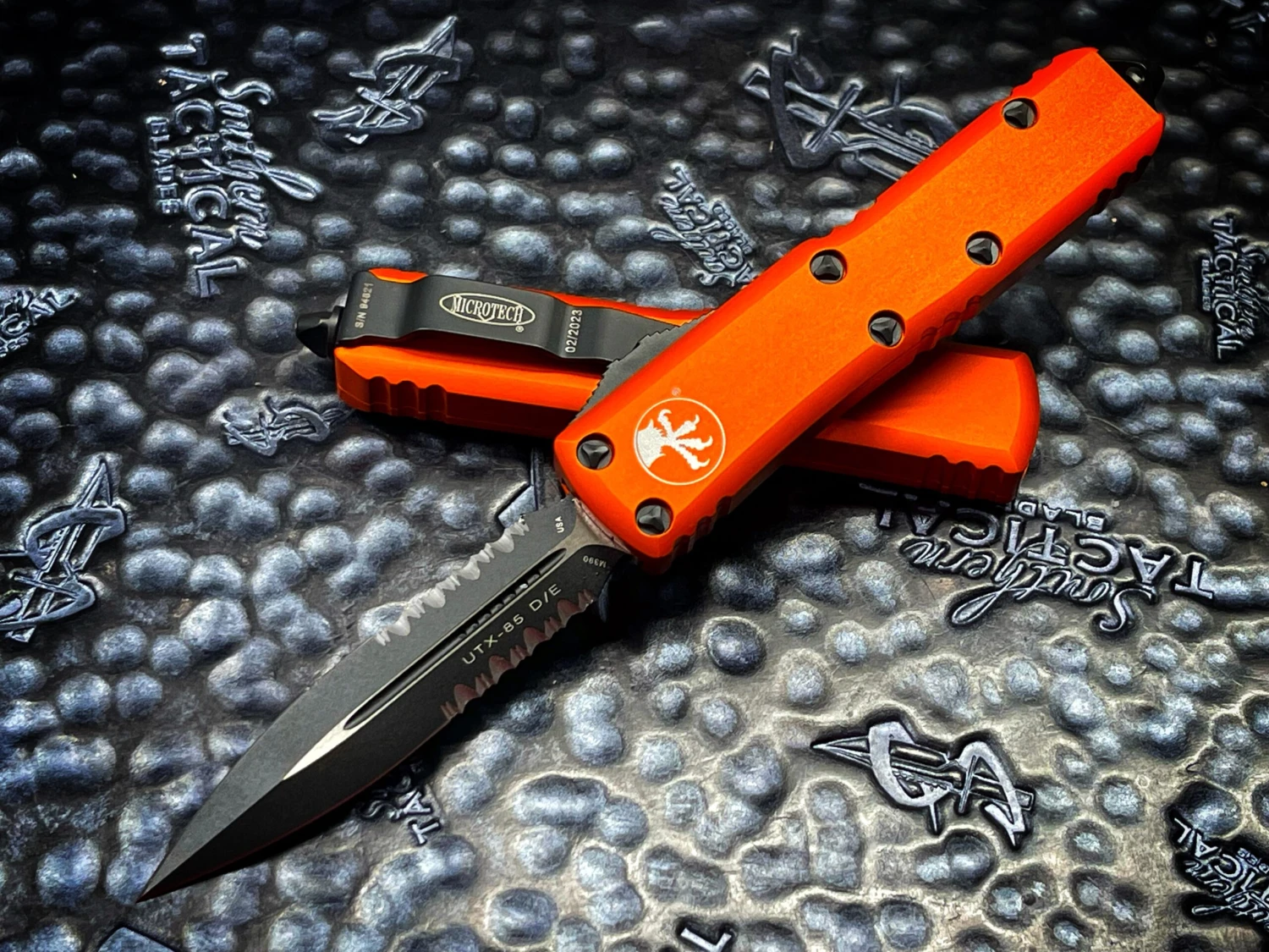 Microtech UTX85 Double Edge Part Serrated Orange 3 Microtech UTX85 Double Edge Part Serrated Orange