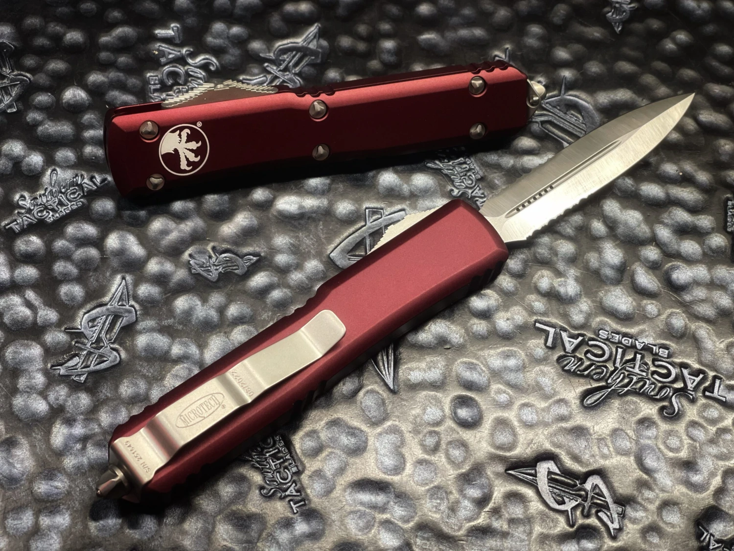 Microtech Ultratech Double Edge Merlot Satin Part Serrated 4 Microtech Ultratech Double Edge Merlot Satin Part Serrated - Image 2