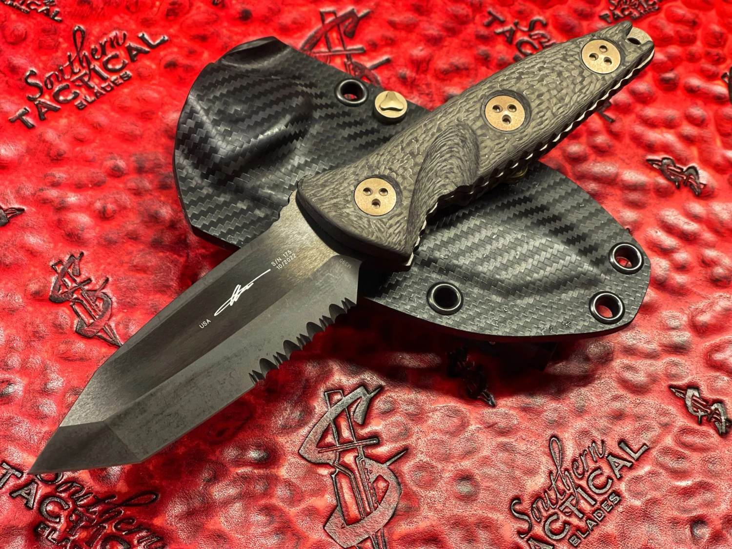 Microtech Socom Alpha Mini Tanto Part Serrated DLC W/ Carbon Fiber Signature Series 3 Microtech Socom Alpha Mini Tanto Part Serrated DLC W/ Carbon Fiber Signature Series