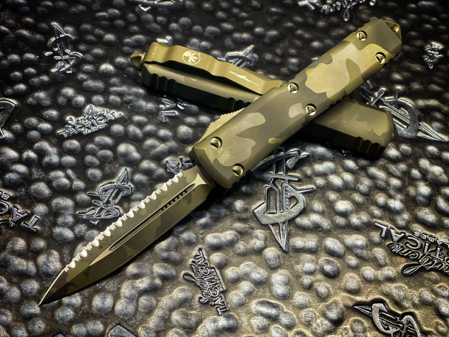 Microtech Ultratech D/E Full Serrated Olive Camo Standard OTF Knife 3 Microtech Ultratech D/E Full Serrated Olive Camo Standard OTF Knife