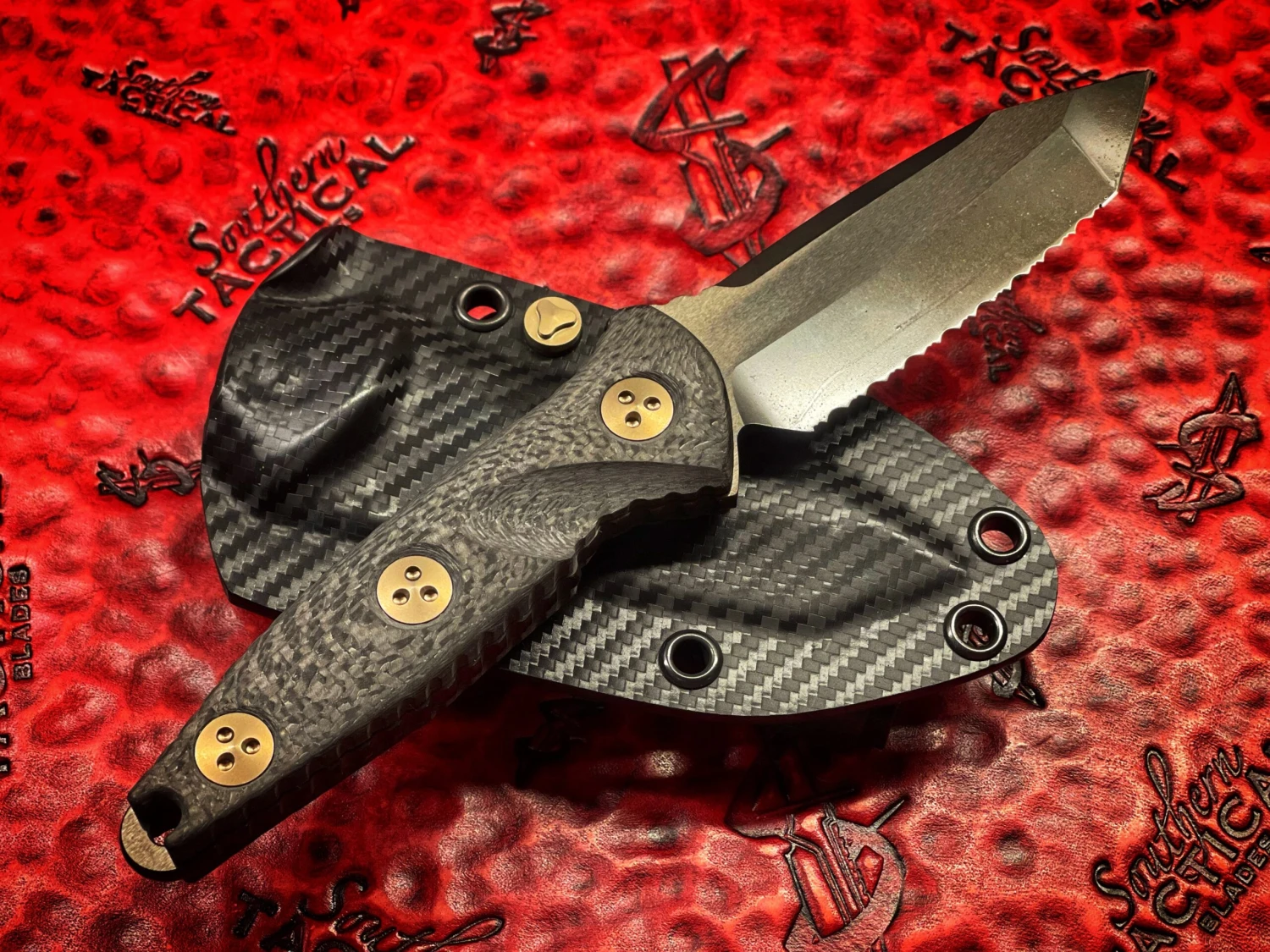 Microtech Socom Alpha Mini Tanto Full Serrated DLC W/ Carbon Fiber Signature Series 4 Microtech Socom Alpha Mini Tanto Full Serrated DLC W/ Carbon Fiber Signature Series - Image 2