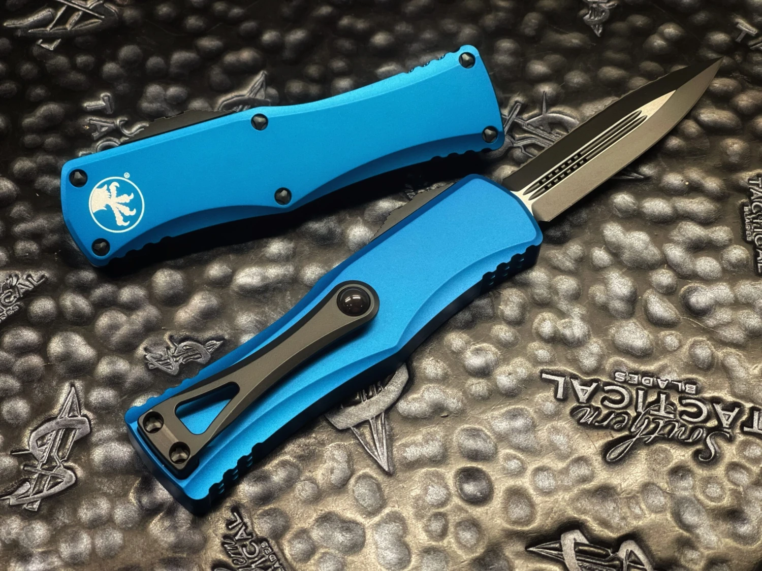 Microtech Hera Double Edge Full Serrated Blue 4 Microtech Hera Double Edge Full Serrated Blue - Image 2