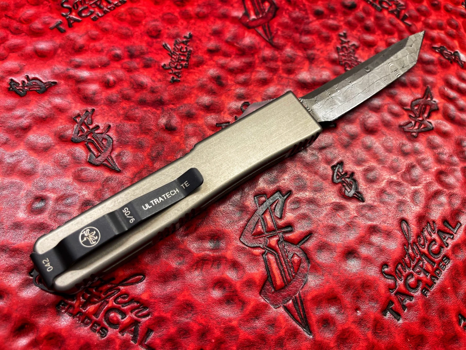 Microtech Ultratech Tanto Clear Top, Clear Button, Devin Thomas Damascus 4 Microtech Ultratech Tanto Clear Top, Clear Button, Devin Thomas Damascus - Image 2