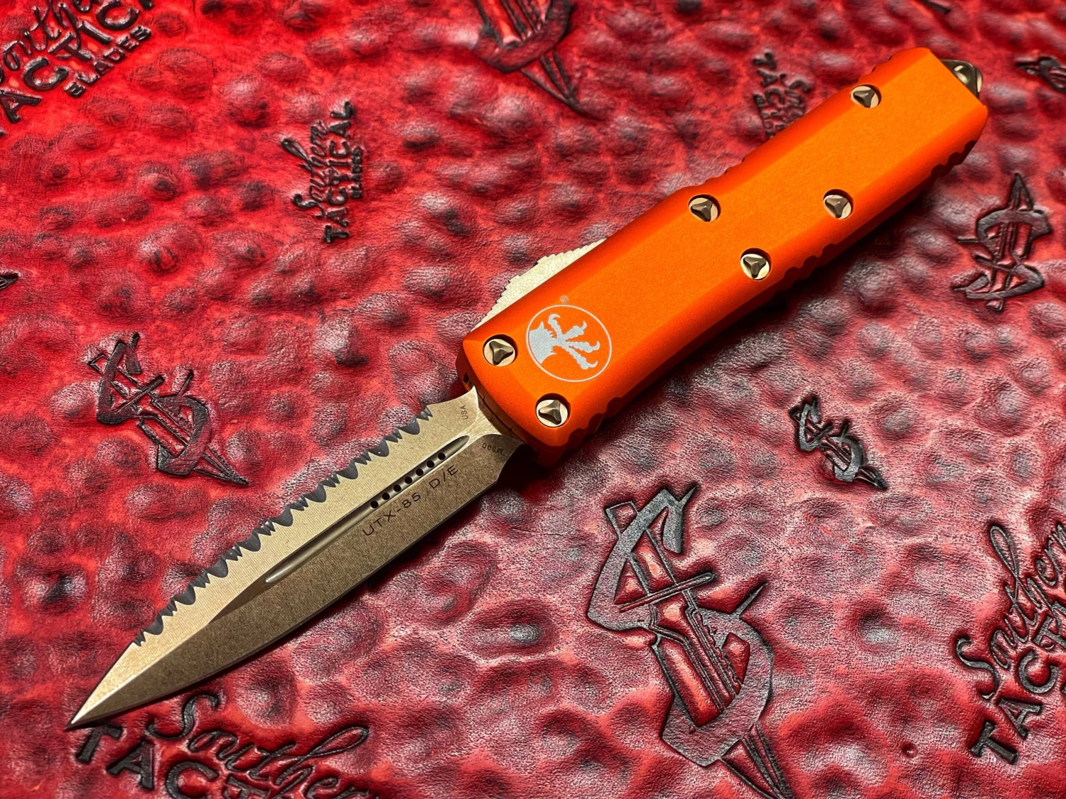 Microtech UTX-85 Double Edge Bronze Full Serrated Orange 3 Microtech UTX-85 Double Edge Bronze Full Serrated Orange