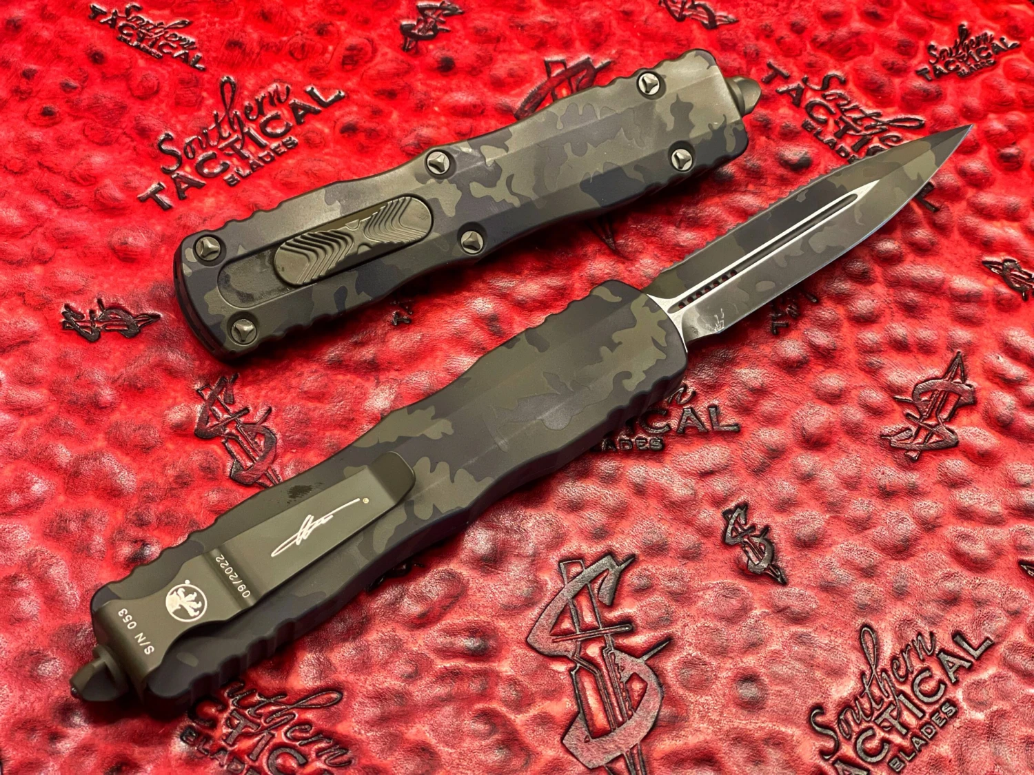 Microtech Dirac Delta Double Edge Full Serrated Olive Camo Signature Series 4 Microtech Dirac Delta Double Edge Full Serrated Olive Camo Signature Series - Image 2