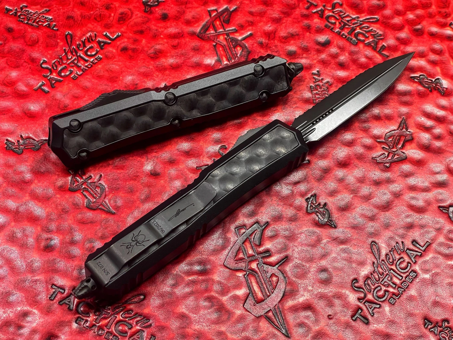 Microtech MAKORA Double Edge Shadow DLC, Full Serrated, DLC Bubble Inlay Signature Series OTF Knife 4 Microtech MAKORA Double Edge Shadow DLC, Full Serrated, DLC Bubble Inlay Signature Series OTF Knife - Image 2