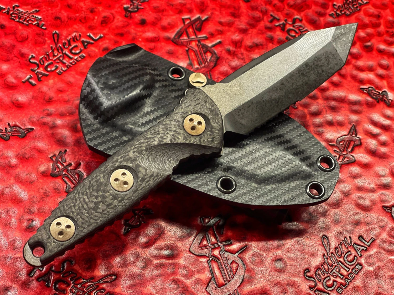 Microtech Socom Alpha Mini Tanto Part Serrated DLC W/ Carbon Fiber Signature Series 4 Microtech Socom Alpha Mini Tanto Part Serrated DLC W/ Carbon Fiber Signature Series - Image 2